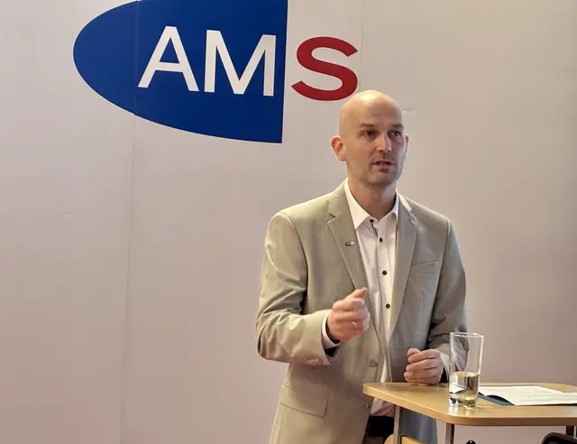 AMS-Schwechat-Leiter Michael Schöpf informiert.  | Foto: MeinBezirk/Birgit Bachhofner