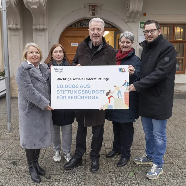 Stiftungsstadträtin Sabine Bugnar, Katharina Klaus-Koppensteiner (Gruppenleiterin Rechnungswesen), Bürgermeister Klaus Schneeberger, Claudia Auer-Deutsch (Gruppenleiterin Sozialservice) und Sozialstadtrat LAbg. Philipp Gerstenmayer.
 | Foto: Stadt WRN, Weller
