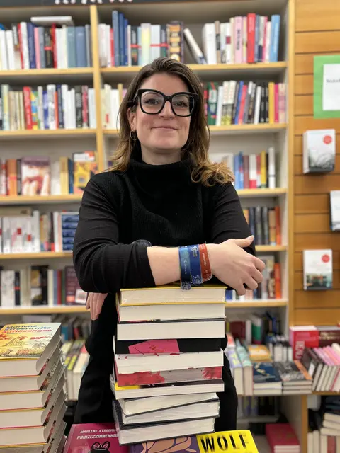 Seit Februar leitet die Salzburgerin Carmen Schwarz die Rupertus-Buchhandlung in der Stadt Salzburg. Sie schätzt es, wenn ein Buch sie überrascht.
 | Foto: Lisa Gold