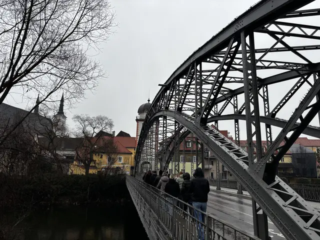 Düster war der Himmel, als die Schülergruppe den Spuren der NS-Opfer in Leoben folgte.  | Foto: Laura Jung