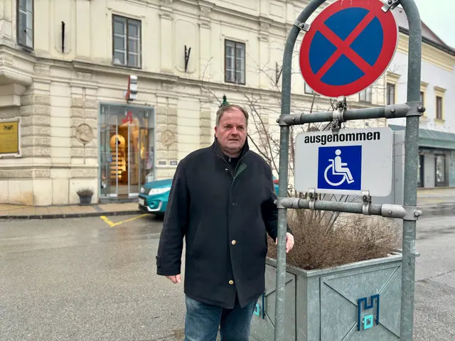 Der ausgewiesene Parkplatz für Behinderte befindet sich bei der Apotheke gegenüber. | Foto: Markus Kahrer