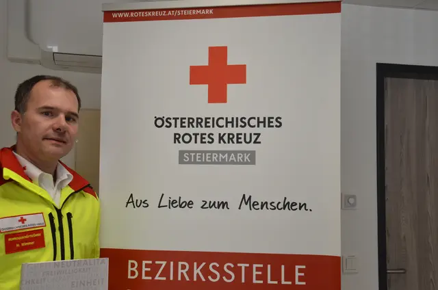 Geschäftsführer Hannes Wimmer zieht Bilanz und stellt die neue Lernhilfe vom Roten Kreuz vor. | Foto: Oblak