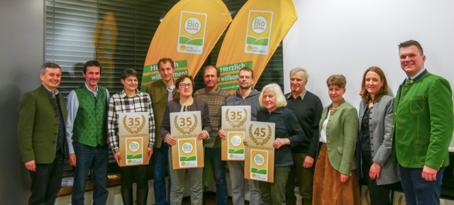 Bio Ernte Steieramark Geschäftsführer Josef Renner (v.l.), Regionalleiter Rober Ofner, Familie Bischof aus Schöder (35 Jahre Bio), Familie Knapp aus Schöder (35 Jahre Bio), Familie Tockner aus Schöder (35 Jahre Bio), Josef und Christiane Stelzl aus Mariahof (45 Jahre Bio), Regionalleiterin Sanra Prieler und Obamann Thomas Gschier.  | Foto: Bio Ernte Steiermark