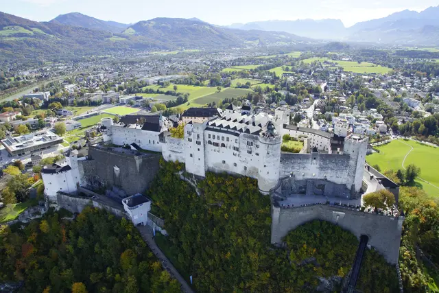 Zwischen Türmen und Zinnen, hinter meterdicken Mauern versteckt sich oft mehr als nur staubige Geschichte aus lang vergangener Zeit. | Foto: Salzburger Burgen und Schlösser