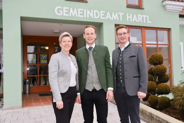 Thomas Pußwald ist mit 29 Jahren der nun jüngste Bürgermeister des Bezirkes. Ihm zur Seite stehen Vizebürgermeisterin Daniela Fleck und Gemeindekassier Simon Kneißl | Foto: Gemeinde Hartl