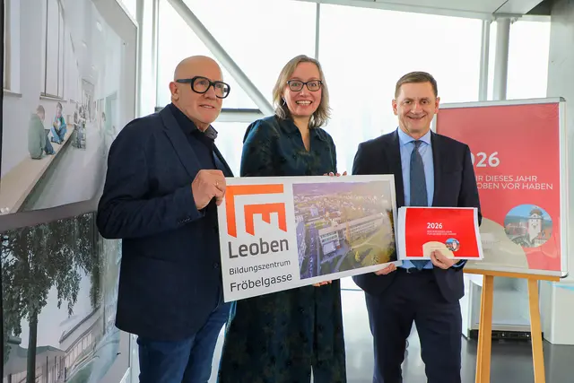 Stadtrat Walter Reiter, Gemeinderätin Susanne Sinz und Bürgermeister Kurt Wallner (v. l.) präsentierten das Investitionsprogramm und die Budgetschwerpunkte für 2026. | Foto: Armin Russold