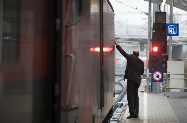 In Deutschland wurde diese Woche ein Zugbegleiter von einem Fahrgast getötet. Auch in Österreich mehren sich Attacken auf Bahnpersonal, die Gewerkschaft fordert jetzt dringendes Handeln. (Archiv) | Foto: APA-Images / ALEX HALADA