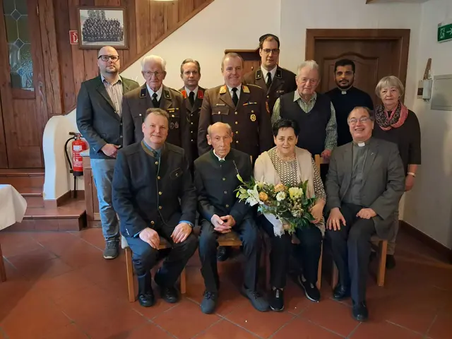 Es gratulierten für die Gemeinde Bürgermeister Franz Sonnleitner und Wolfgang Raab, für die Wanger Senioren Johann Oberleithner und Obfrau Elfriede Zeilinger, für die Freiwillige Feuerwehr Wang Engelbert Haselsteiner, Markus Öllinger, Dietmar Schaufer und Kommandant Alois Hochholzer und für die Pfarre Pfarrer Johann Lagler und Kaplan Renjith Joseph. | Foto: Marktgemeinde Wang
