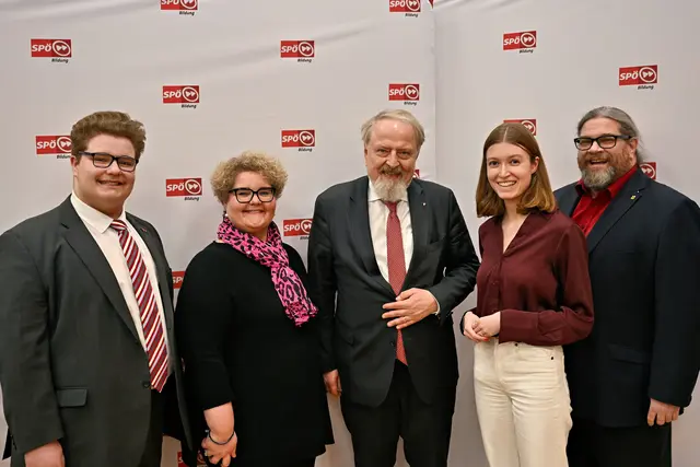 Paul Bergmaier (Delegierter der Freiheitskämpfer), Andrea Bergmaier, (Delegierte der SPÖ-Bildung NÖ), der wiedergewählte SPÖ-Bundesbildungsvorsitzende (Wiener) Landtagspräsident Prof. Gerhard Schmid, Bundesrätin und Kremser Jugendgemeinderätin Amelie Muthsam (Delegierte der Parlamentsfraktion), Gemeinderat Klaus Bergmaier (langjähriges Mitglied des Bundesbildungspräsidiums)
--  | Foto: Christian Bader / SPÖ-Bundesbildung