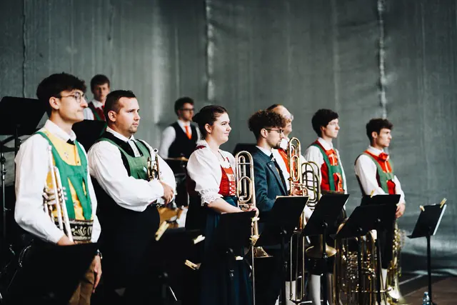 In Innsbruck zeigten die MusikerInnen aus Tirol, Südtirol und dem Trentino ihr Können im Rahmen der Promenadenkonzerte 2025. | Foto: Euregio/Innsbrucker Promenadenkonzerte/Amir Kaufmann