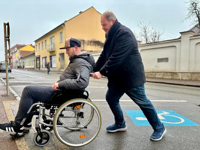 Ein Praxistest mit einem Rollstuhl machte die Schwierigkeiten deutlich. | Foto: Markus Kahrer