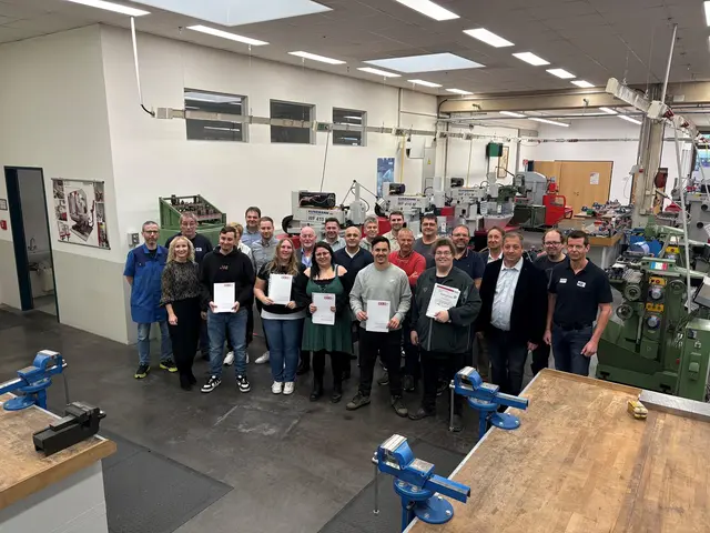 Gruppenfoto mit allen Teilnehmer_innen, Ausbildnern und Prüfern und Karmen Frena | Foto: BFI NÖ