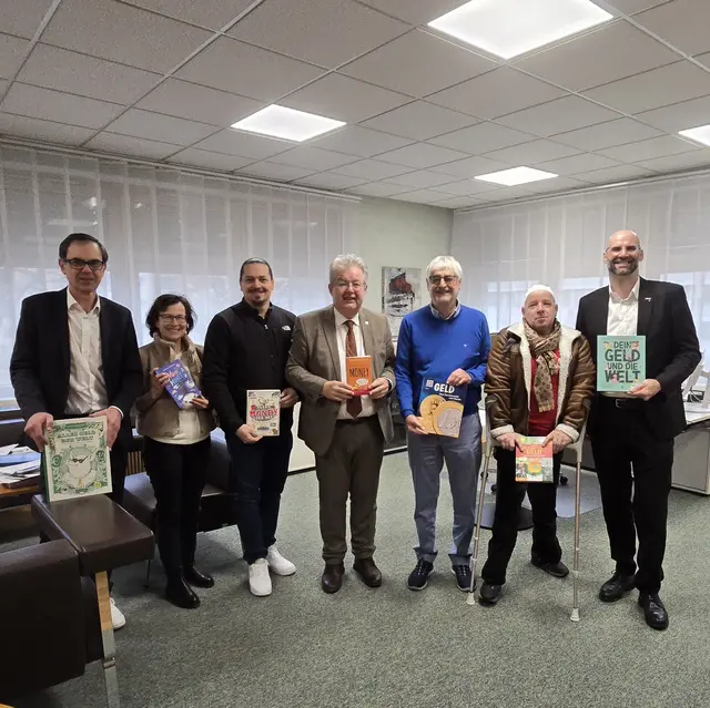 Die WK-Bezirksstelle St. Veit überreichte eine Bücherspende im Bereich Finanz- und Wirtschaftsbildung. | Foto: WKK