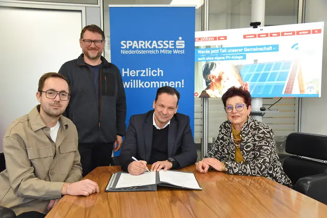 Bei der Vertragsunterzeichnung dabei waren neben EnergieRegion-Chef Franz Gruber (stehend) und Sparkassen Vorstandsdirektor Peter Hronek auch die Vorstandsmitglieder der EnergieRegion St. Pölten Michael Kögl (li.) und Renate Gamsjäger.  | Foto: Josef Vorlaufer