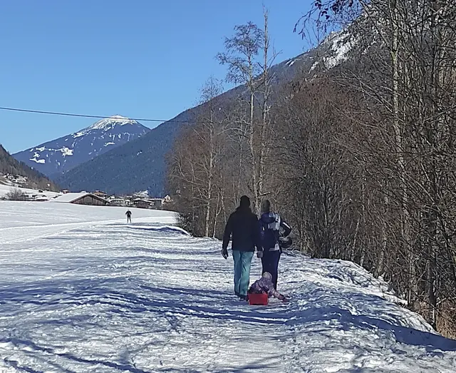 Familie mit Kind und Langläufer | Foto: TBW Est. Stubai