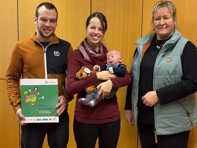 Daniel Fahrngruber, Martina Prammer Daniel mit Sohn Matthias und Bürgermeisterin Sabine Moser. | Foto: Gemeinde Loich