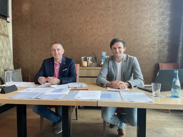 Vizebürgermeister Peter Stummer und Sozialausschuss-Vorsitzender Christian Hilpold. | Foto: MeinBezirk/Mayr