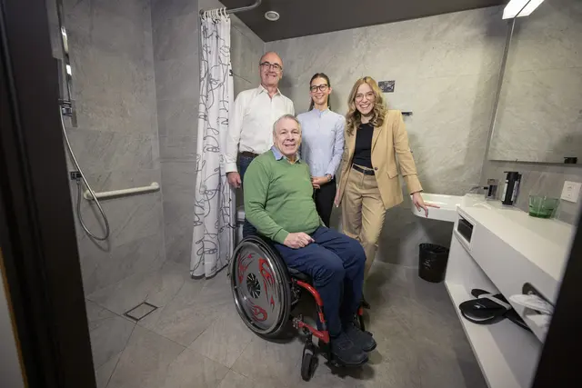 Die Projektverantwortlichen begleiteten Medienvertreter:innen und Tourismusfachleute beim Selbsterfahrungs-Rundgang in einem Beherbergungsbetrieb. | Foto: Franz Oss