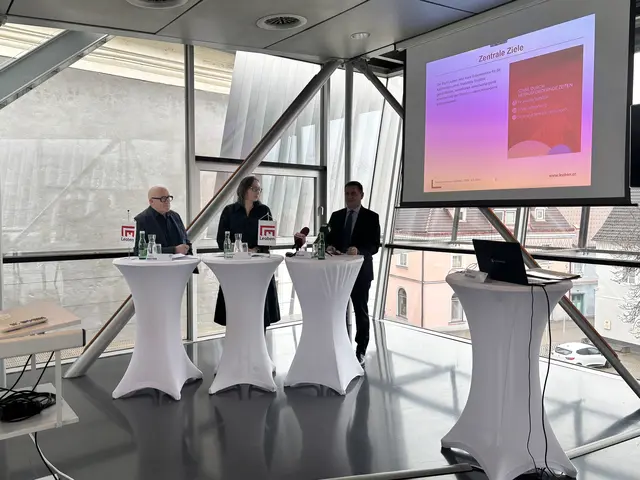 Für Bürgermeister Kurt Wallner (r.) ist das Ziel effizient, sparsam und zweckmäßig zu wirtschaften, um Mittel für Investitionen zur Verfügung zu haben. | Foto: MeinBezirk/Astrid Moder