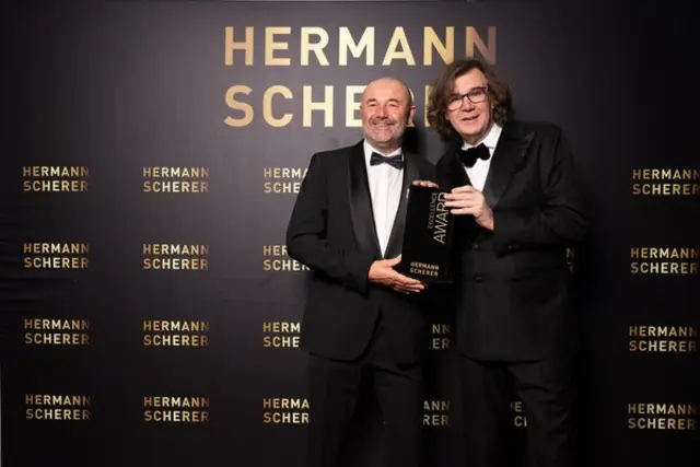 Udo Mallegg erhielt den Award aus den Händen von Hermann Scherer. | Foto: Privat