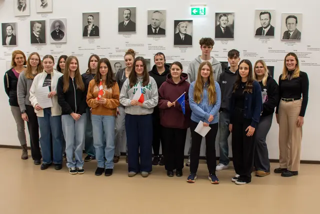 Am 28. Jänner 2026 forschten die Schülerinnen und Schüler der 3AK der Handelsakademie Zwettl mit ihrer Geschichtsprofessorin Mag. Marlene Kramreiter in historischen Quellen des Stadtarchivs Zwettl unter der Anleitung von Stadtarchivarin Elisabeth Moll. | Foto: Stadtgemeinde Zwettl-NÖ