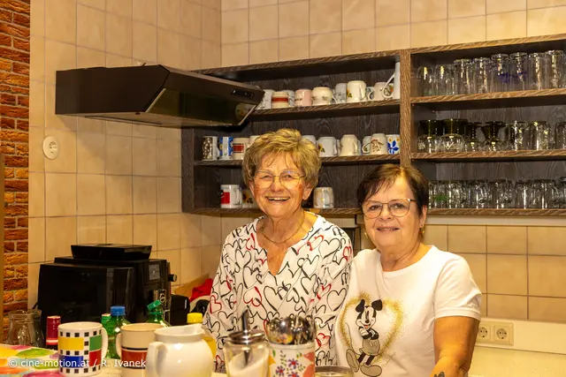 Margarete und das Geburtstagskind Melitta (vlnr) übernahmen die Getränkeausgabe. | Foto: cine-motion.at / R. Ivanek