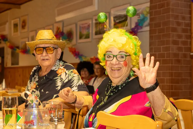 Lebenslust versprüht Traude mit 87 Jahren, der bunte Schmetterling, der die beste Maskierung gewann. | Foto: cine-motion.at / R. Ivanek