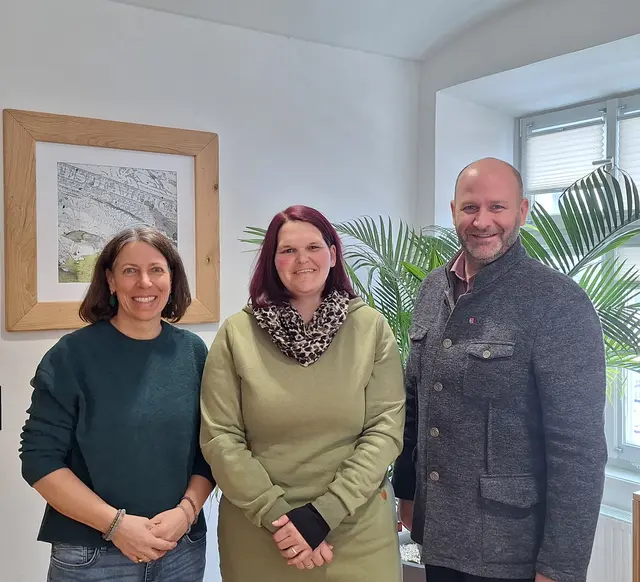 Im Bild v.l. Ingeborg Hammer-Riedl, Lydia Mayerhofer und Bgm. Daniel Stern  | Foto: @ Gemeinde Mieders