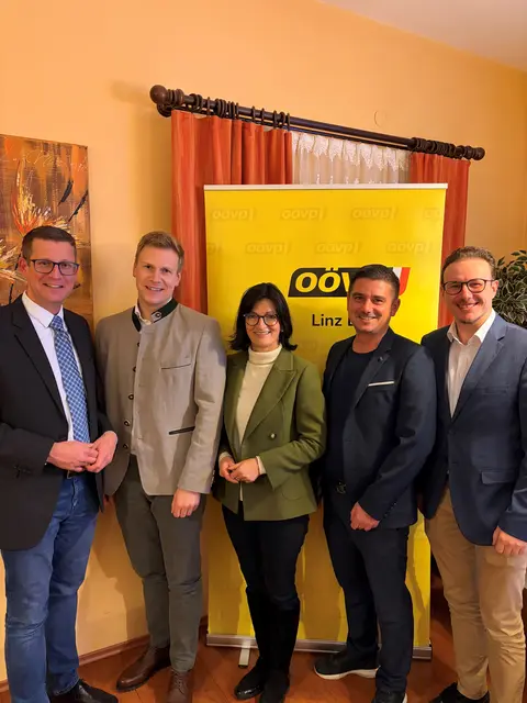 Gemeindeparteiobmann Vbgm. Daniel Blumenschein, Bauernbund-Obmann Daniel Hofer, Klubobfrau LAbg. Margit Angerlehner, Bgm. Christoph Lichtenauer und ÖAAB-Obmann Gregor Eckmayr am Gemeindeparteitag der ÖVP Hargelsberg. | Foto: OÖVP/Eder