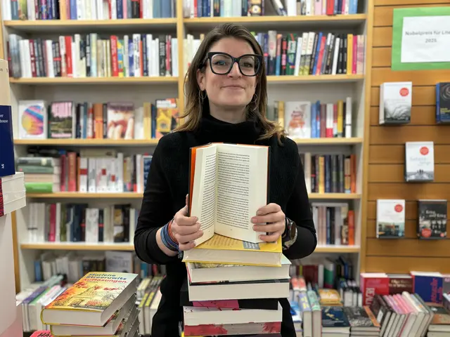 Seit Februar leitet die Salzburgerin Carmen Schwarz die Rupertus-Buchhandlung in der Stadt Salzburg. Sie schätzt es, wenn ein Buch sie überrascht.
 | Foto: Lisa Gold