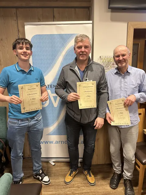 Der dritte Platz, Simon Palatin mit dem ersten Platz, Wolfgang Thomann und dem zweiten Platz, Heinz Zechner des bereits fünften Tarockturniers in Bruck. | Foto: kk