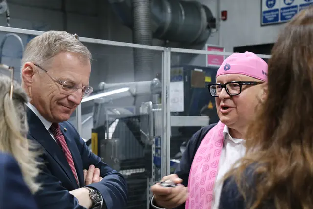 Andreas Weißenbacher (r.) gab Landeshauptmann Thomas Stelzer (l.) Einblicke hinter die BWT-Kulissen.  | Foto: MeinBezirk/Rabl