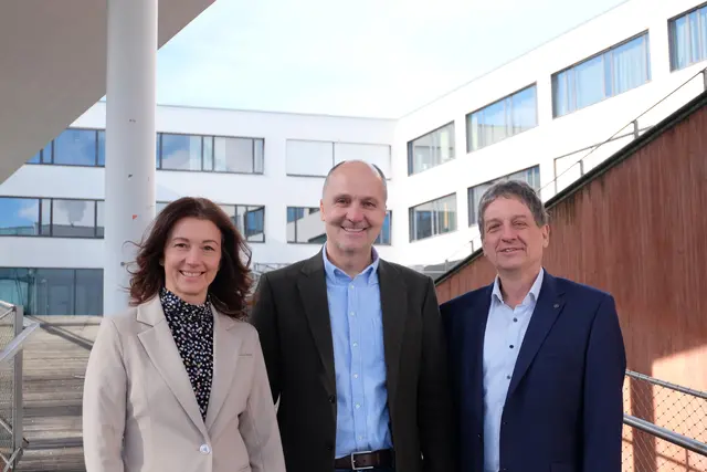 Studiengangsassistentin Melanie Schlechtl, Leiter des ESD-Entwicklungsteams Josef Langer und Studiengangsleiter Thomas Müller-Wipperfürth (v. l.) | Foto: FH OÖ