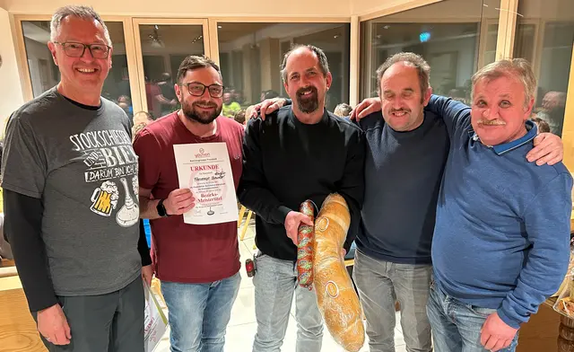 Organisator Ewald Niederberger (l.) mit der siegreichen Moarschaft "Bauhof Freistadt". | Foto: Younion