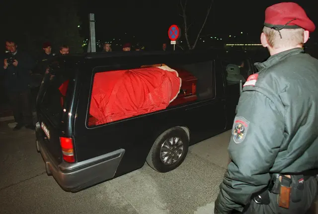 Die Überstellung des Sargs mit dem Leichnam Falcos am 12. Februar 1998. | Foto: APA-Images / APA / PFARRHOFER H