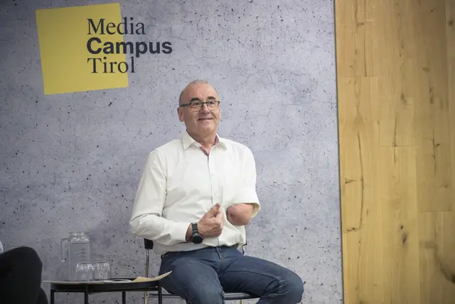 Michael Knaus erzählte eindrücklich aus der Praxis und betonte die Bedeutung der Sensibilierung von Gastgeber:innen für das Thema. | Foto: Franz Oss