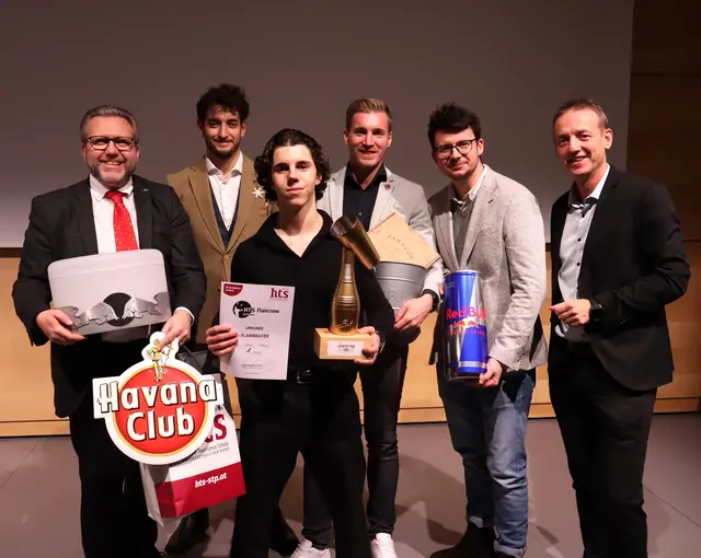 Adrian Ademaj gewann den Flaircup. Hier im Bild mit Fachvorstand Albert Decker, die Juroren Sebastian Heindl, Jan Anibas und Markus Kalwoda sowie Direktor Michae Hörhan | Foto: Haiderer