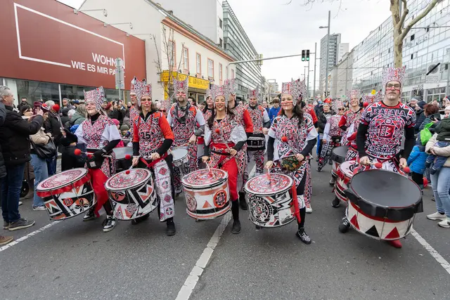 Beim Simmeringer Faschingsumzug werden es die Narren auch wieder bunt treiben. (Archiv)  | Foto: René Brunhölzl/MeinBezirk