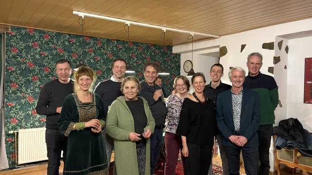 Freude bei den Grünen von Tullnerbach über Debüt der "Tullnerbach-Talks". Am Foto: Dr. Erich Blankenbichler, das Team der Grünen Tullnerbach und der Gemeinderat Alexander Oswald.  | Foto: Grüne Tullnerbach