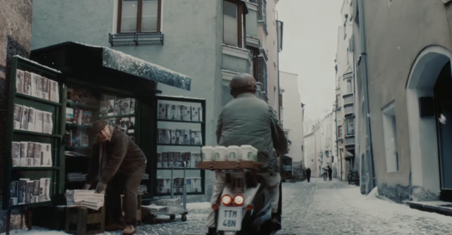 Verschneite Gassen und alpine Atmosphäre prägen die Szenen von „The Coffee Run“. | Foto: Starbucks (YouTube Screenshot)