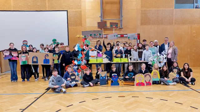 Schülerinnen und Schüler, Pädagoginnen und Pädagogen mit Schulleiterin Doris Hahn (ganz rechts) und Gemeindevertreter geschäftsführender Gemeinderat Jürgen Steindl. | Foto: Ofner