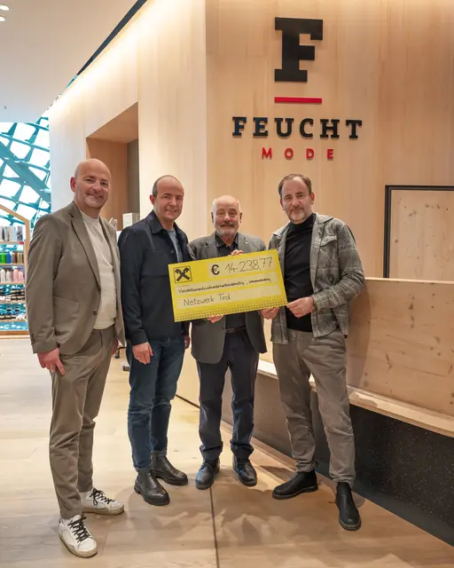 Spendenübergabe bei Feucht Mode: Wolfgang Feucht, Christoph Feucht, Herbert Peer und Leopold Feucht freuen sich über das starke Ergebnis der Charity-Aktion – insgesamt wurden € 14.238,77 zur Mitfinanzierung eines Treppenlifts gesammelt. | Foto: Mode von Feucht