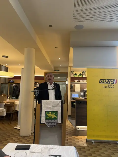 Der neu gewählte Gemeindeparteiobmann Stefan Schöftner bedankte sich in seiner Antrittsrede für die große Zustimmung. | Foto: OÖVP/Gierlinger