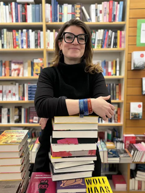 Seit Februar leitet die Salzburgerin Carmen Schwarz die Rupertus-Buchhandlung in der Stadt Salzburg. Sie schätzt es, wenn ein Buch sie überrascht.
 | Foto: Lisa Gold