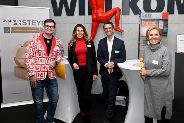 Michael Kölbl (Geschäftsführer RIS GmbH), Renate Denk (Eigentümerin Bayer Schilder GmbH), Christoph Grumböck, (Sprecher Netzwerk Zukunftsregion Steyr), Daniela Zeiner (Geschäftsführerin Leitung Netzwerk Zukunftsregion Steyr) | Foto: Peter Kainrath