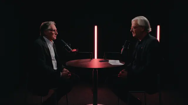 Franz Klammer im Gespräch mit Dénes Széchényi. | Foto: Land Tirol/Järvinen