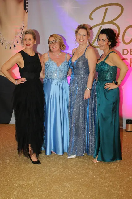 Während jüngere Ballbesucherinnen gerne zu Glitzerstoffen und Pailletten greifen, bevorzugen ältere Damen Spitze, Tüll und dezente Eleganz.  | Foto: Eduard Wimmer