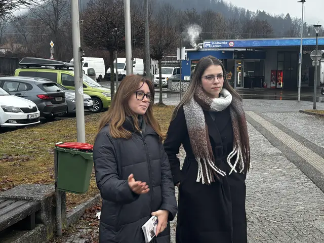 Victoria Winterheller (l.) und Lena Walchhütter nutzten ihre Diplomarbeit für dieses praktische Audioprojekt der Erinnerungskultur. | Foto: Laura Jung