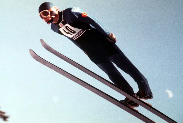 DDR-Skispringer Hans-Georg Aschenbach zeigt am 07.02.1976 in Innsbruck einen Sprung beim Spezialsprunglauf der Olympischen Winterspiele.  | Foto: APA-Images / dpa / Heinz Wieseler