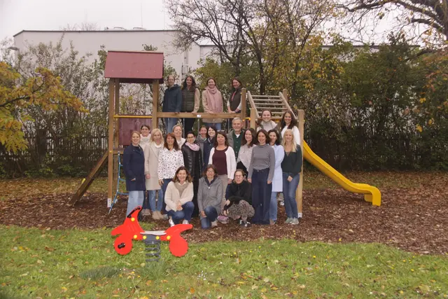 Das Team des Ambulatoriums Amstetten der VKKJ auf dem neuen Outdoorspielplatz. | Foto: VKKJ